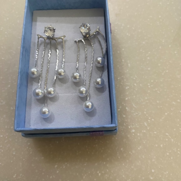 New, Fashion Jewelry, Silvery earrings with pearls. - Picture 4 of 6